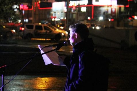 фото Сергей Гогин читает перевод стихов Д. Ховарда