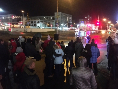 фото Гала Узрютова читает перевод стихов Д. Ховарда