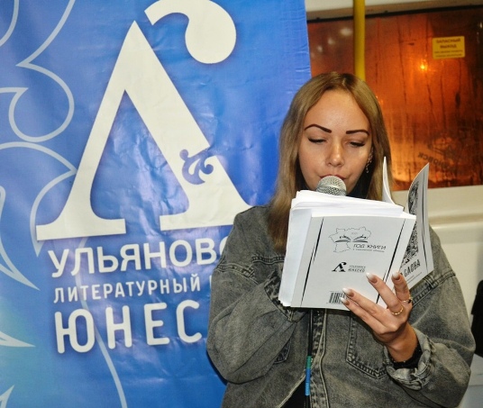 Участники акции представляют свои тексты