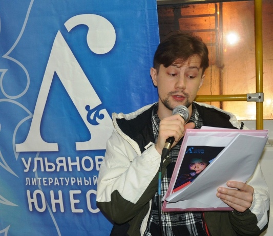 Актер Молодежного театра Юрий Ефремов